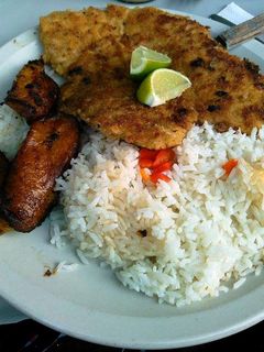 Una foto de Milanesa de pollo empanizada