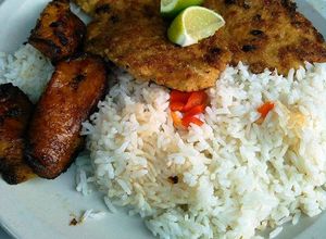Una foto de Milanesa de pollo empanizada