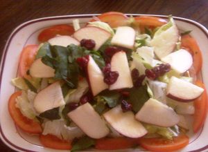 Una foto de Ensalada fresca con aderezo de cilantro
