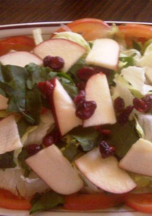 Una foto de Ensalada fresca con aderezo de cilantro