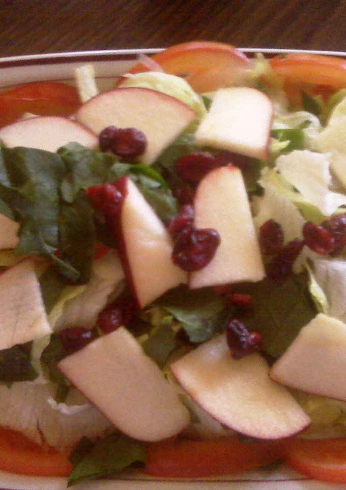 Una foto de Ensalada fresca con aderezo de cilantro