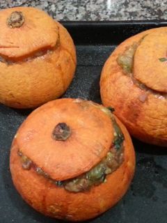 Una foto de Zapallos de halloween rellenos con berenjenas