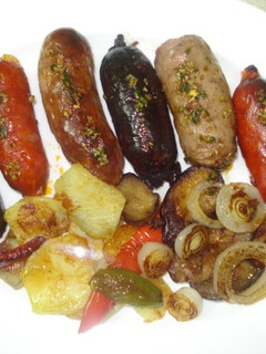 Una foto de Parrillada de embutidos con verduras a la plancha