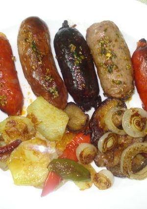 Una foto de Parrillada de embutidos con verduras a la plancha 
