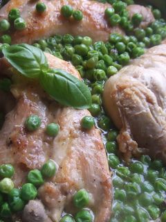 Una foto de Pollo alemán con guisantes