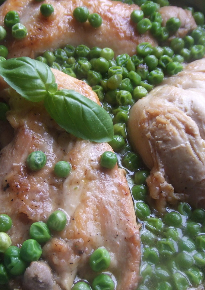 Una foto de Pollo alemán con guisantes
