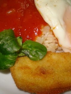 Una foto de Arroz a la cubana con huevo frito y plátano