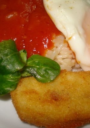 Una foto de Arroz a la cubana con huevo frito y plátano