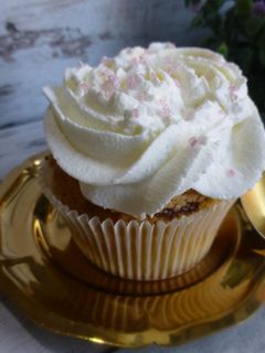 Una foto de Cupcakes relleno de toffee y cubierto de nata