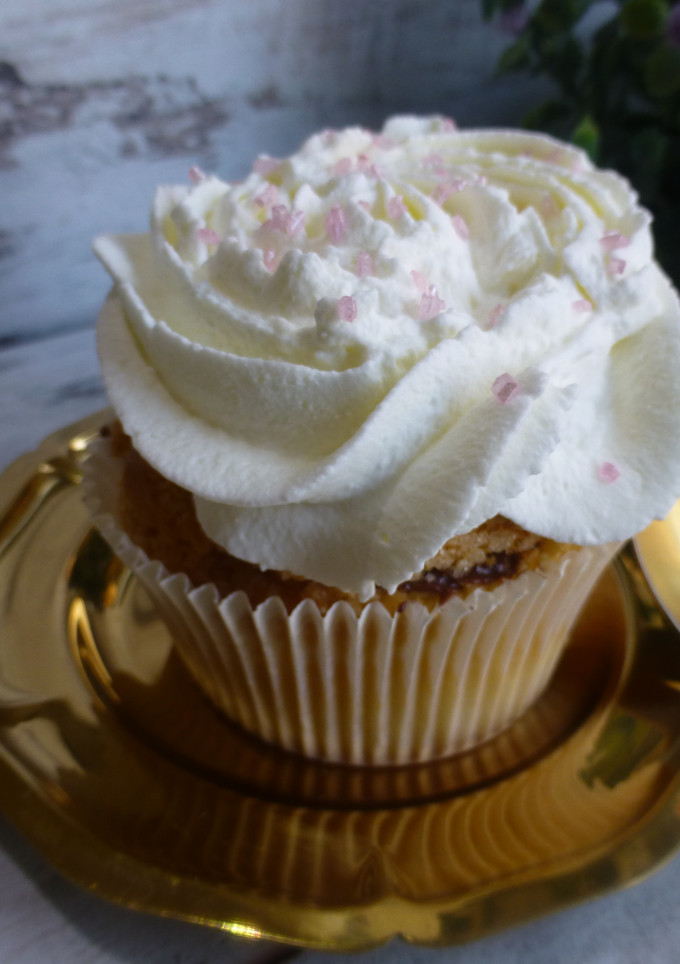 Una foto de Cupcakes relleno de toffee y cubierto de nata