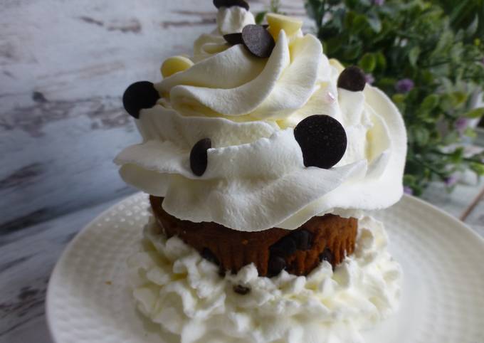 Foto principal de Cupcake relleno de trufa, cubierto de nata y pepitas de chocolate