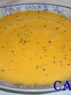 Foto principal de Crema de calabaza con mousse de queso a las finas hierbas