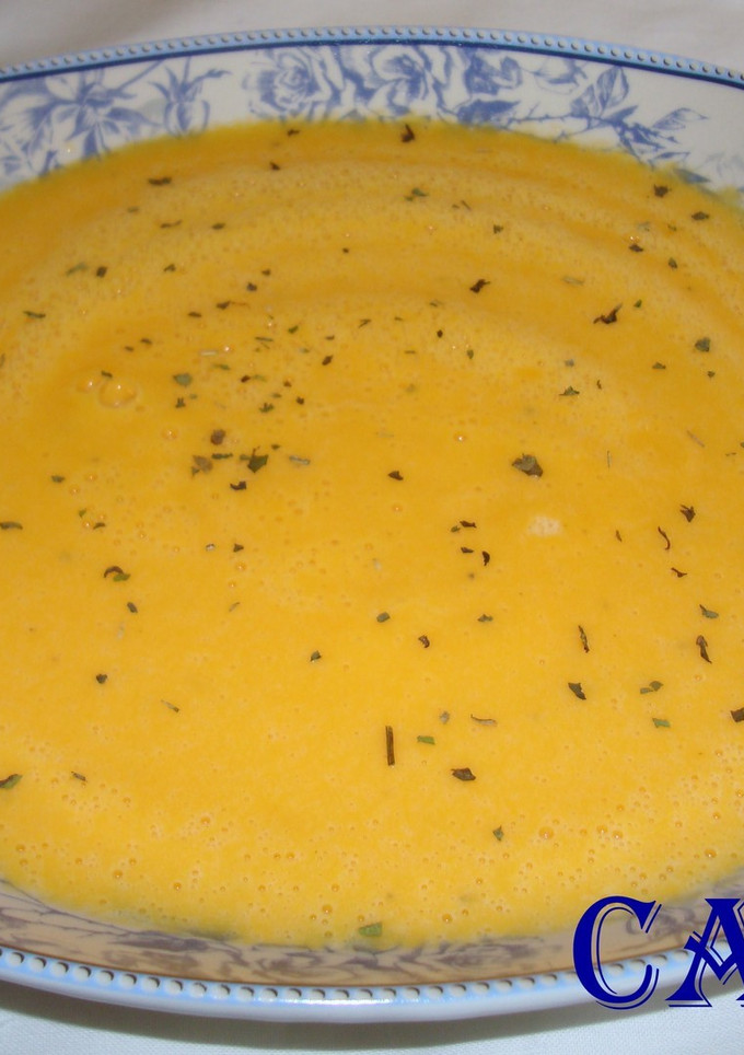 Una foto de Crema de calabaza con mousse de queso a las finas hierbas