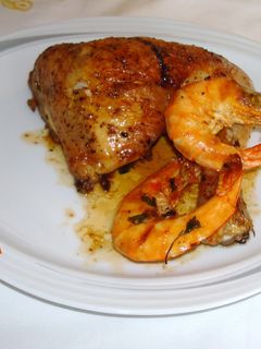 Una foto de Pollo al horno con langostinos al cava
