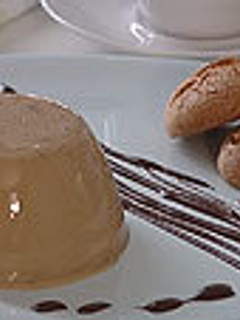 Una foto de Espresso pannacotta con salsa de chocolate