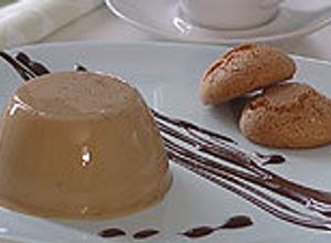 Una foto de Espresso pannacotta con salsa de chocolate