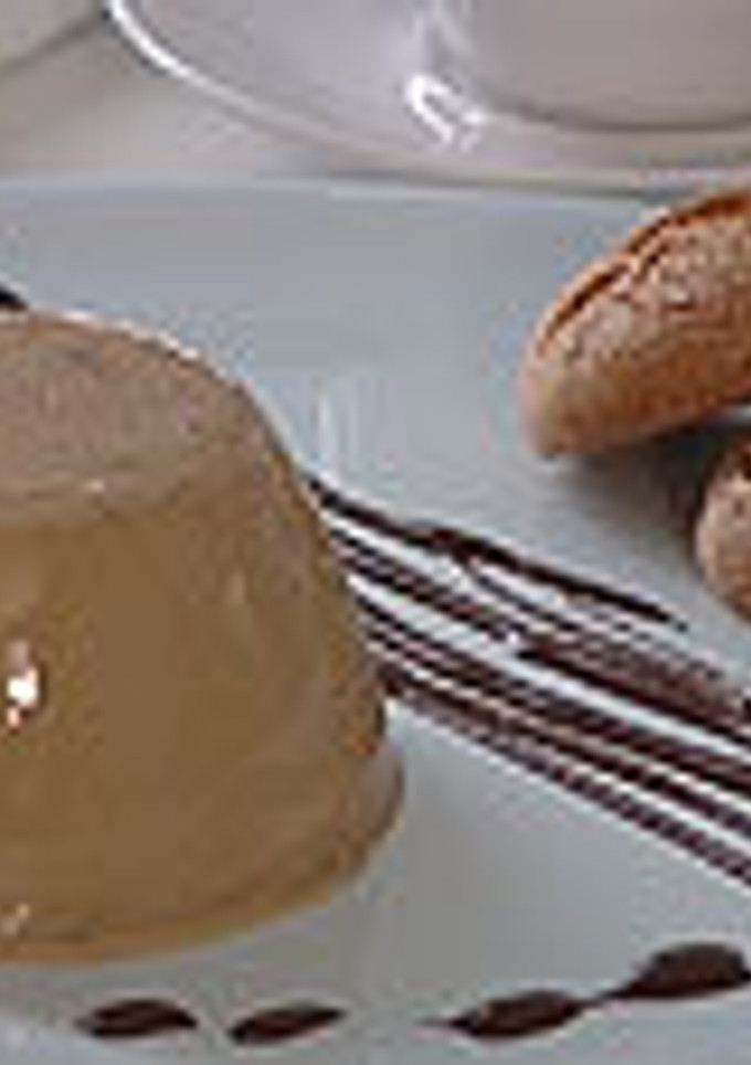 Una foto de Espresso pannacotta con salsa de chocolate