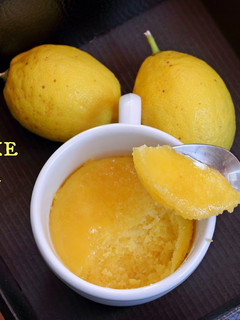 Una foto de Mug cake de limón