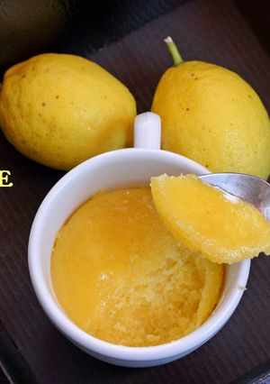 Una foto de Mug cake de limón