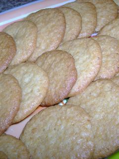 Una foto de Galletitas chatitas de coco y miel