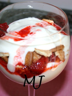 Una foto de Mousse de limón y fresas