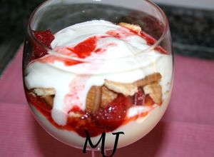 Una foto de Mousse de limón y fresas