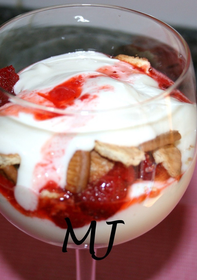 Una foto de Mousse de limón y fresas