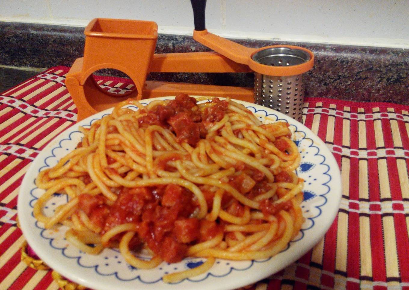 Espaguetis express con jamón y chorizo