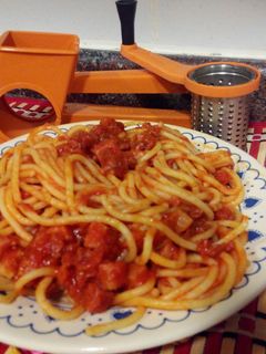 Una foto de Espaguetis express con jamón y chorizo