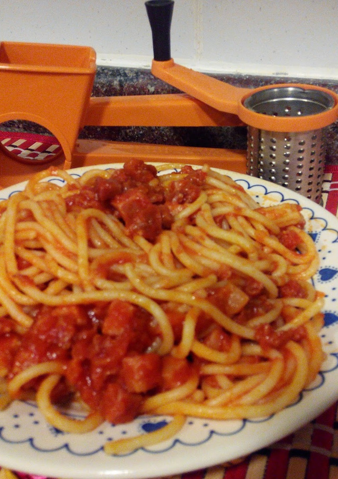 Una foto de Espaguetis express con jamón y chorizo