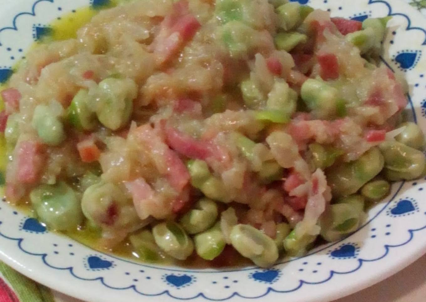 Habas con tiras de bacon o tacos de jamón