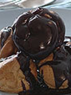 Una foto de Profiteroles con crema de pistachos