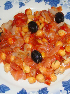 Una foto de Ensalada de garbanzos, salmón y bacalao ahumados