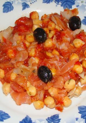 Una foto de Ensalada de garbanzos, salmón y bacalao ahumados 