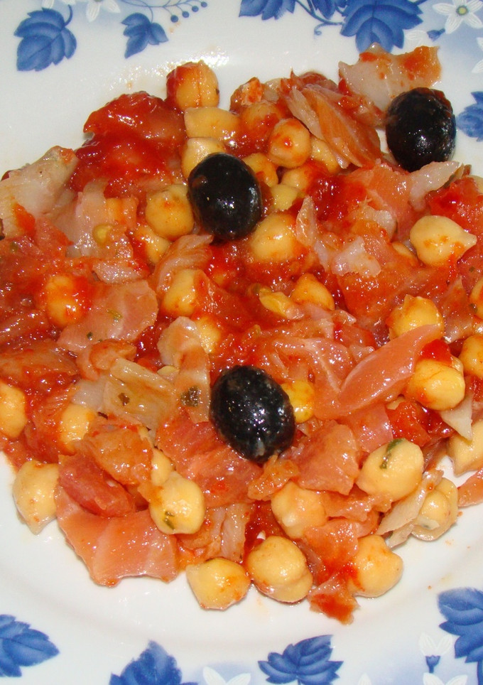 Una foto de Ensalada de garbanzos, salmón y bacalao ahumados 