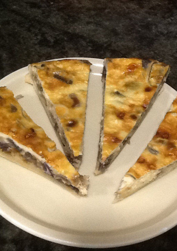 Una foto de Quiche de cebolla morada