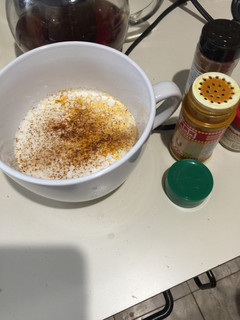 Una foto de Café con leche de almendras, cúrcuma y especies