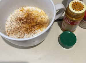 Una foto de Café con leche de almendras, cúrcuma y especies