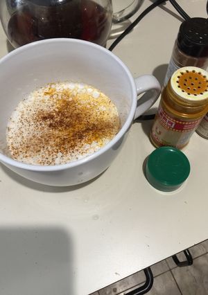 Una foto de Café con leche de almendras, cúrcuma y especies