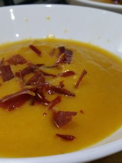 Una foto de Crema de verduras con jengibre y canela