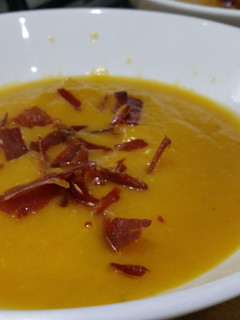 Una foto de Crema de verduras con jengibre y canela