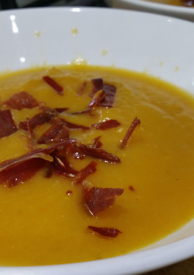 Una foto de Crema de verduras con jengibre y canela