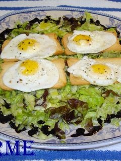 Una foto de Tostadas con huevos de codorniz