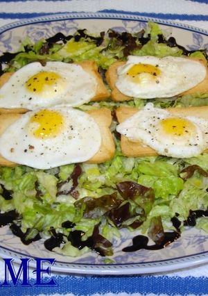 Una foto de Tostadas con huevos de codorniz