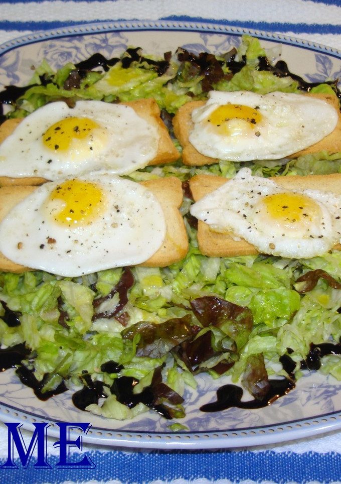 Una foto de Tostadas con huevos de codorniz