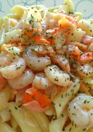 Una foto de Macarrones al ajillo con frutos del mar