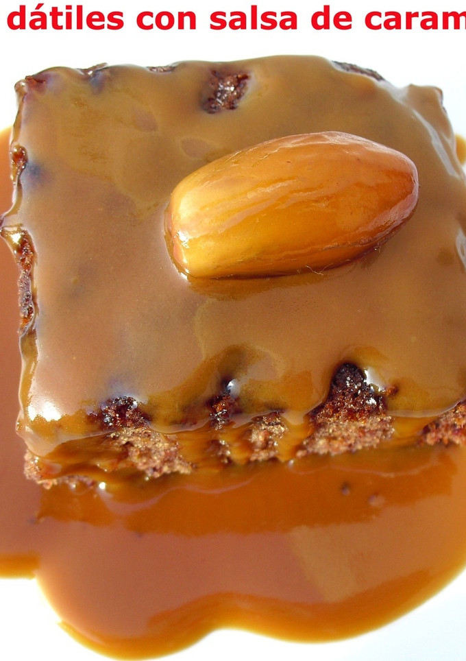 Una foto de Pudding de dátiles con salsa de caramelo y moka