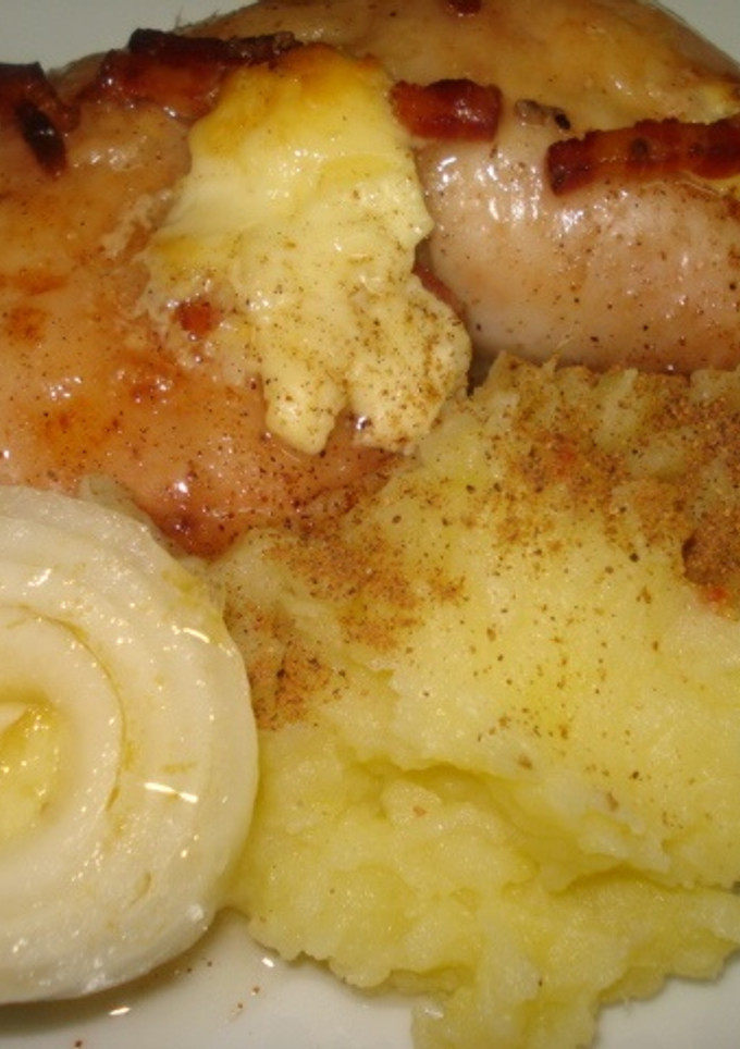 Una foto de Muslos de pollo al limón con bacon ahumado y queso crema