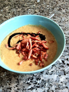 Una foto de Puré de lentejas con bacon