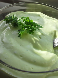 Una foto de Crema fría de aguacate con limón y cilantro fresco